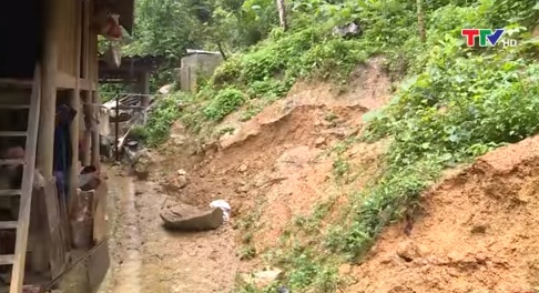 Tại chân núi sát với nhà dân ở thôn Nưa, xã Lũng Cao đã bắt đầu xuất hiện tình trạng sạt lở.