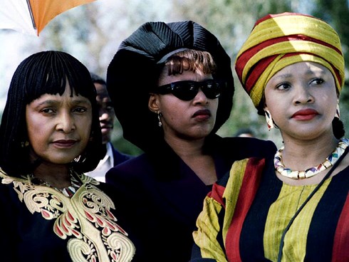 Vợ của ông Nelson Mandela (bìa trái) - Winnie Mandela cùng với hai con gái Zenani (giữa) và Zindzi (phải). Ảnh: Reuters.