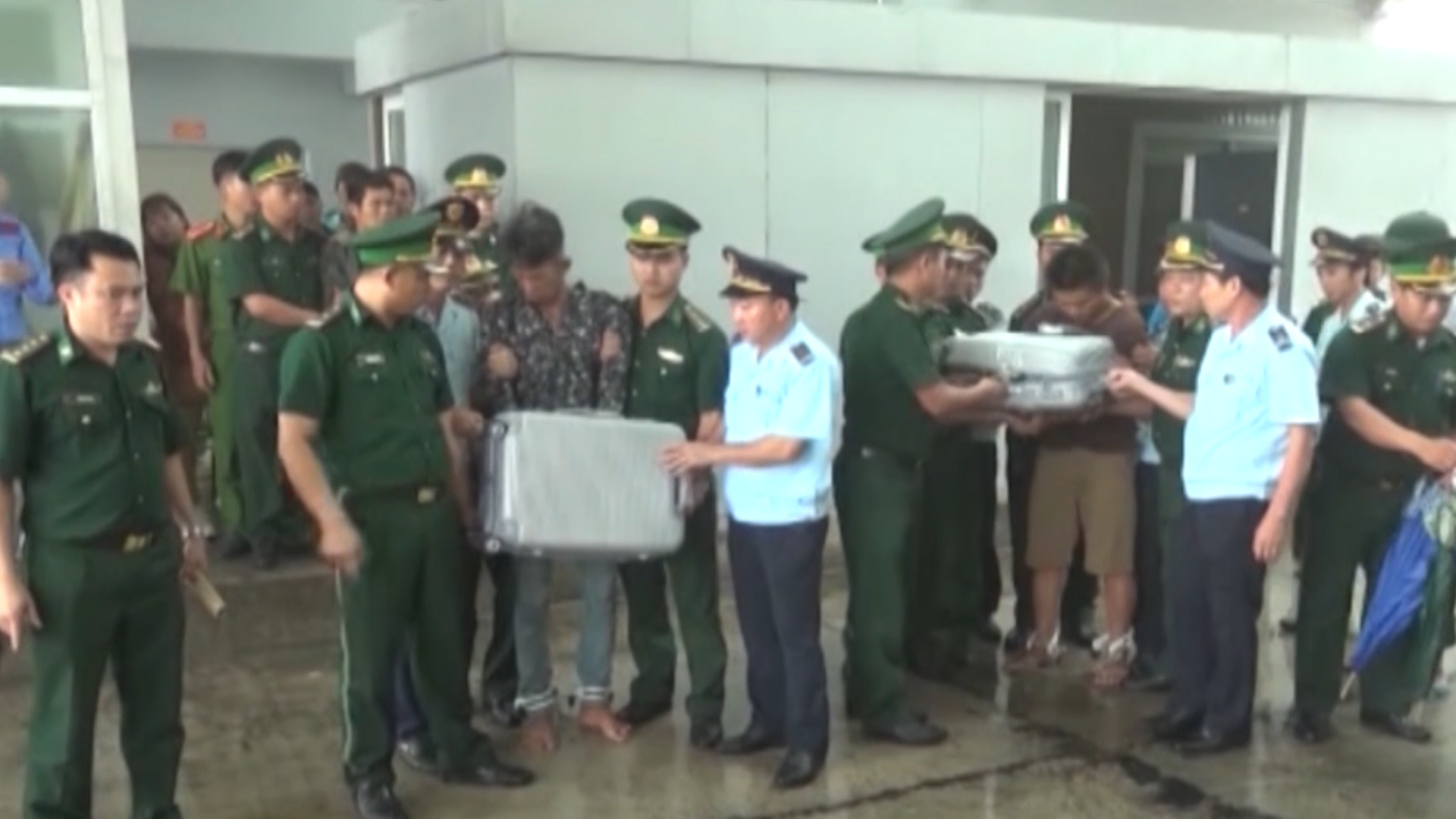 Lực lượng chức năng tỉnh Hà Tĩnh vừa bắt giữ 3 đối tượng vận chuyển 25 kg ma túy đá, 52 bánh Heroin từ Lào về Việt Nam. 