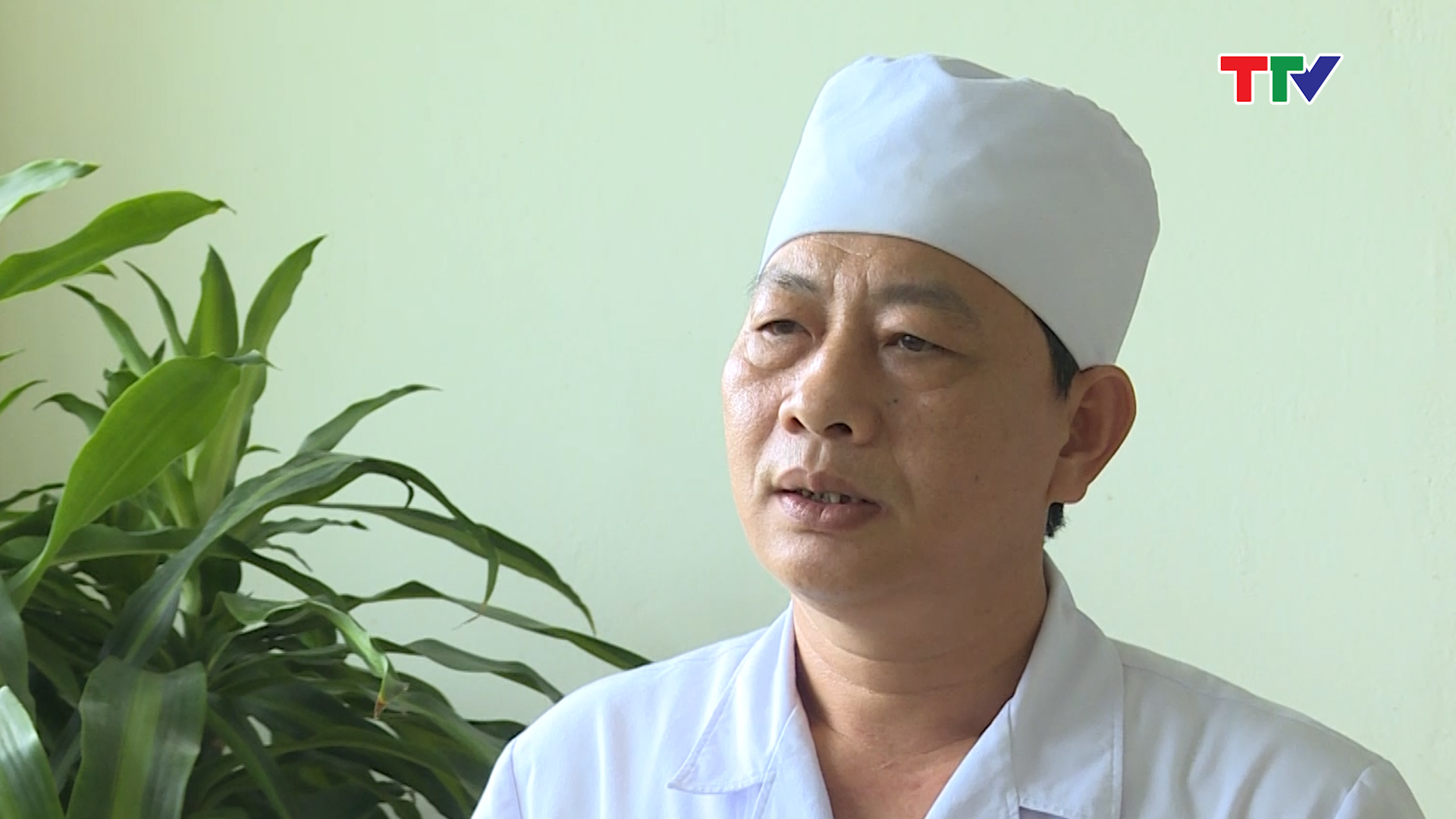 Thạc sỹ Lê Văn Thư- Trưởng phòng Kế hoạch tổng hợp, Bệnh viện đa khoa Hà Trung: “Để hạn chế mức chi quỹ trong 6 tháng cuối năm, bệnh viện đang thực hiện giảm ngày điều trị trung bình, chuyển bệnh nhân tăng huyết áp, tiểu đường về tuyến xã điều trị”.