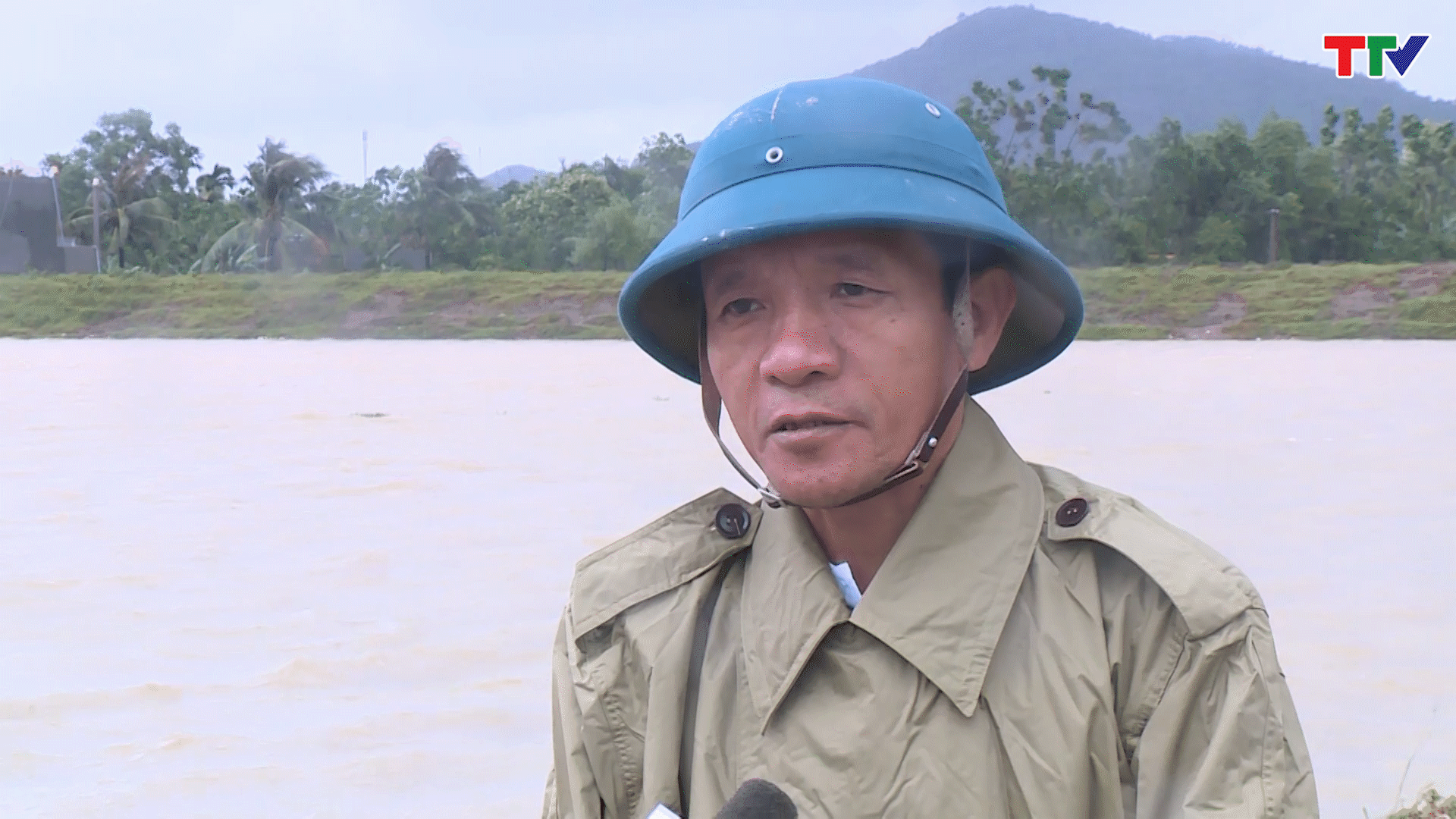 Ông Nguyễn Văn Tuấn - Phó chủ tịch UBND huyện Nông Cống: Chúng tôi đang chỉ đạo các trạm bơm vận hành máy để tiêu úng nước. Đối với diện tích lúa mất trắng chúng tôi đang lên phương án chuyển đổi cây trồng phù hợp.