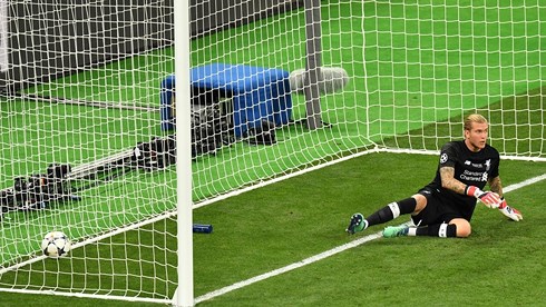 Loris Karius mắc 2 sai lầm nghiêm trọng ở trận đấu với Real (Ảnh: Getty Images).