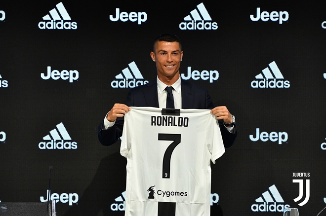 Cristiano Ronaldo trong ngày ra mắt CLB Juventus.