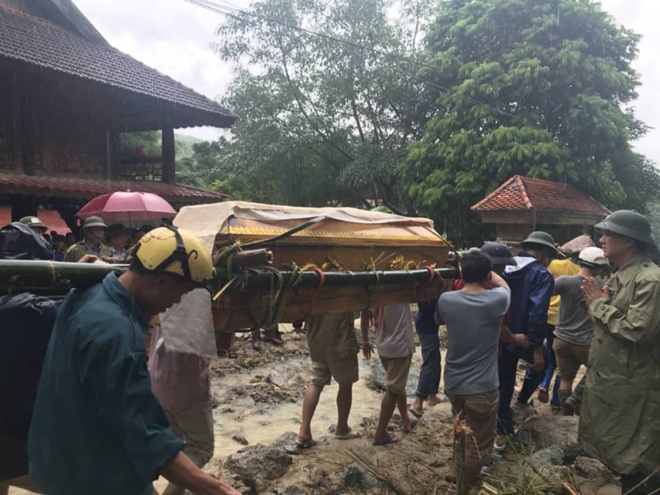 Nạn nhân tử vong là hai mẹ con: ông Vi Văn Thiên, sinh năm 1968 và bà Lê Thị Biến, sinh năm 1933, dân tộc Thái. Hai người mất tích là chị Hà Thị Biển, sinh năm 1990, con dâu ông Thiên, cháu Vi Thị Huyền, cháu nội ông Thiên.
