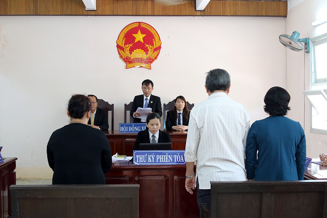 TAND tỉnh Long An tuyên buộc bà Trần Thị Sáu (nguyên Trạm trưởng Trạm bảo vệ thực vật huyện Bến Lức, tỉnh Long An) bồi thường cho bà Đỗ Thị Ngọc (76 tuổi, nguyên Chi cục Trưởng chi cục Bảo vệ thực vật tỉnh Long An) số tiền hơn 6,6 tỉ đồng.
