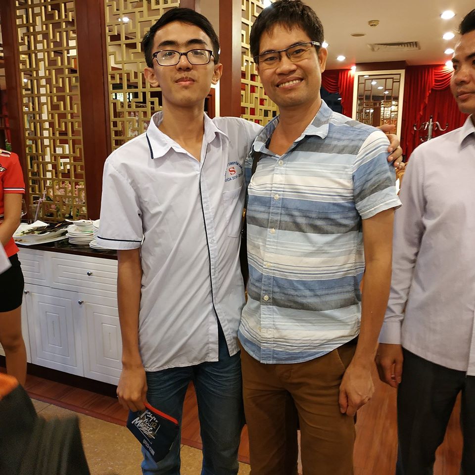Em Hoàng Minh Trung (bên trái ảnh)