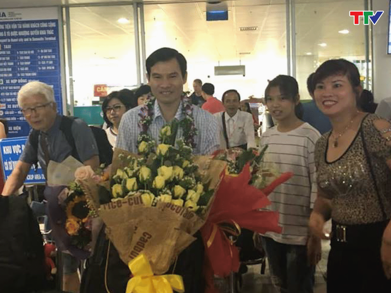 Thầy gi&aacute;o L&ecirc; Hồng Điệp vui mừng khi c&oacute; học sinh đạt th&agrave;nh t&iacute;ch cao tại Kỳ thi Olympic Sinh học quốc tế.