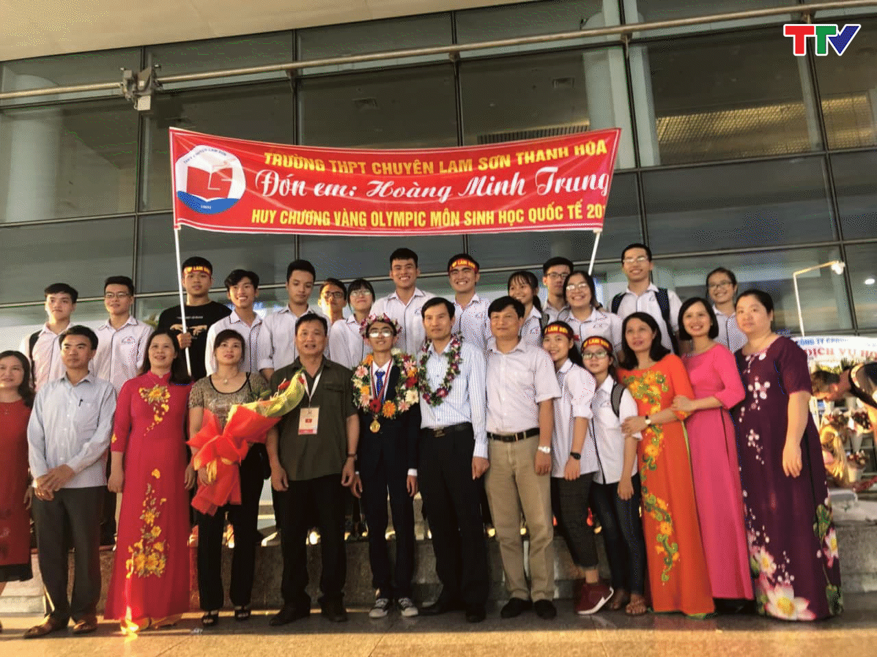 Em Ho&agrave;ng Minh Trung c&ugrave;ng thầy gi&aacute;o L&ecirc; Hồng Điệp chụp ảnh lưu niệm c&ugrave;ng Ban gi&aacute;m hiệu v&agrave; c&aacute;c em học sinh trường THPT chuy&ecirc;n Lam Sơn