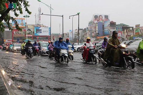 Từ chiều và đêm nay (24/7) ở khu vực Đông Bắc Bắc Bộ (Quảng Ninh, Lạng Sơn, Bắc Giang) sẽ có mưa vừa, mưa to kèm gió giật mạnh.