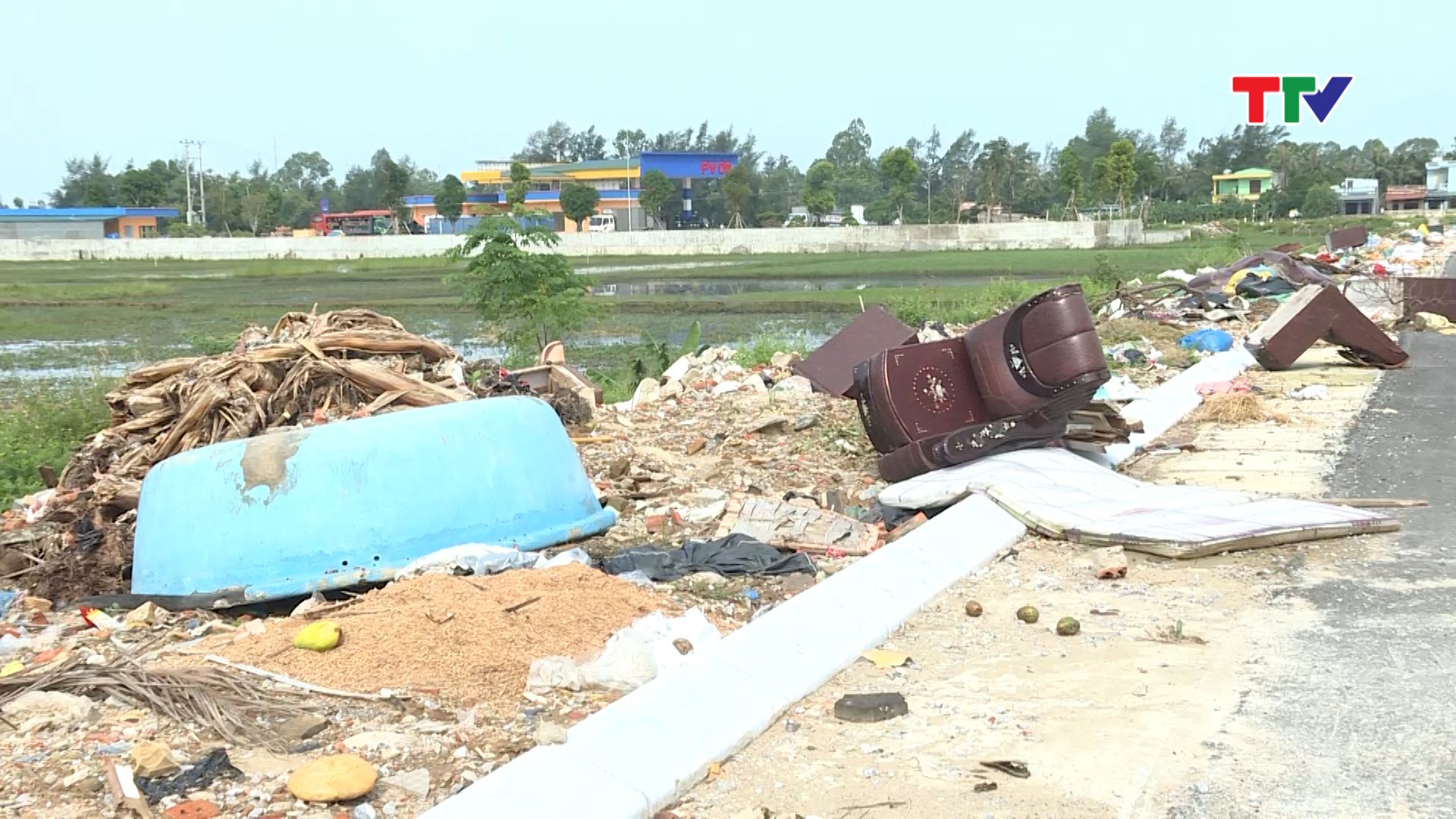 Trên tuyến đường Lê Thánh Tông, đoạn cắt ngang với Quốc lộ 47, thuộc địa bàn phường Bắc Sơn (thành phố Sầm Sơn), một bãi rác tự phát hình thành.