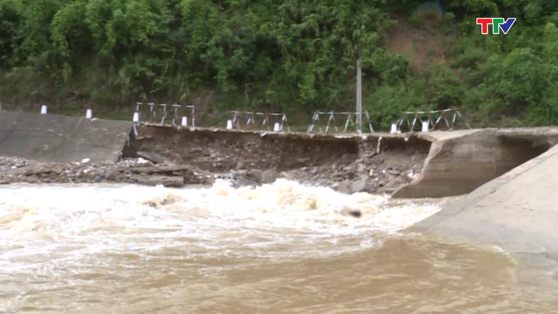 Đường tr&agrave;n bản Na Chừa, huyện Mường L&aacute;t hư hỏng nghi&ecirc;m trọng 