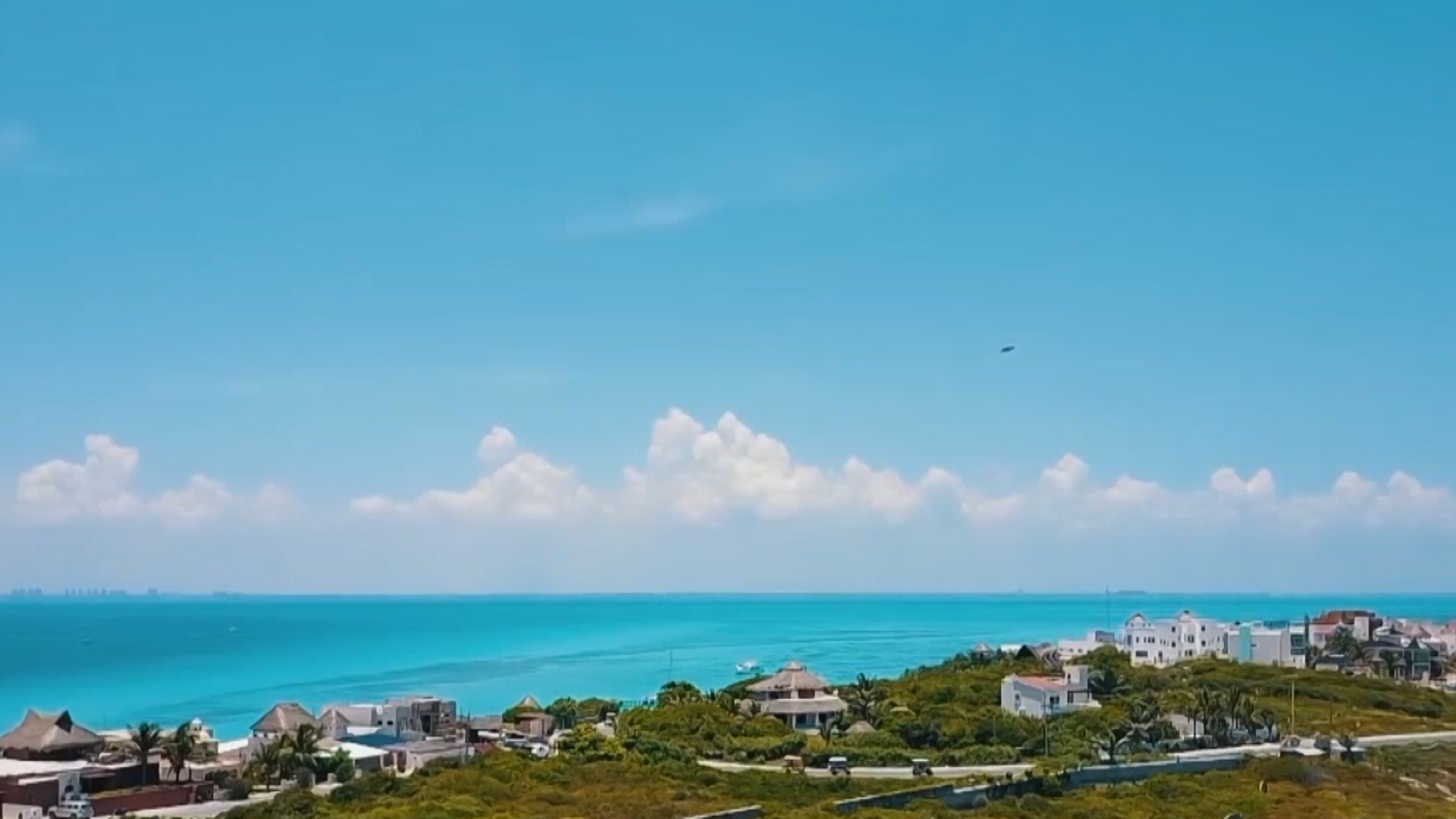 Nằm dọc theo  đường  bờ biển dài khoảng 96 km, Riviera Maya có vô vàn những bãi biển xinh đẹp . 