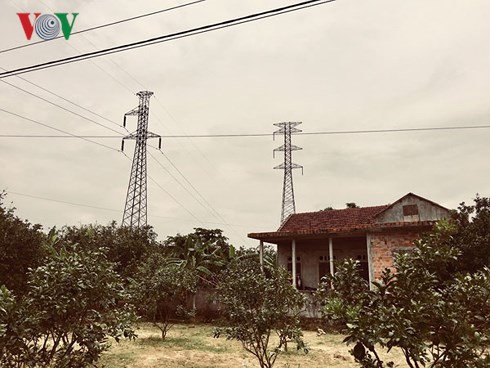 Đường dây 220 KV của dự án mạch 2 Đông Hà - Huế chạy qua vườn nhà dân.