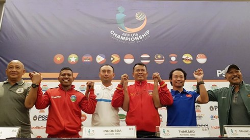 HLV Vũ Hồng Việt (áo xanh) cùng các học trò quyết tâm vô địch U16 Đông Nam Á 2018 (Ảnh: VFF).