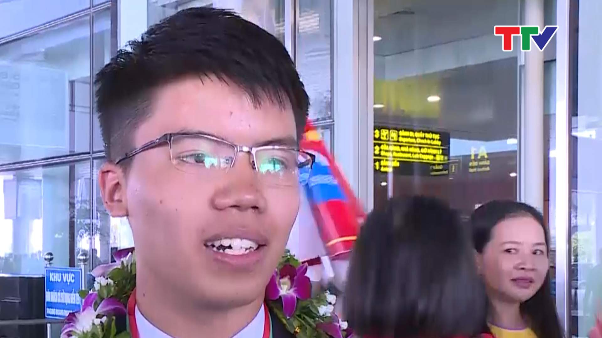 Em Nguyễn Ngọc Long- Lớp 12 Lý, trường THPT chuyên Lam Sơn:  &quot;Được huy chương trong kì thi quốc tế là một điều hết sức tuyệt vời và em thấy tự hào về điều đấy. Khi trở về được sự chào đón của bạn bè, của gia đình, của thầy cô như thế này, em rất là hạnh phúc &quot;.