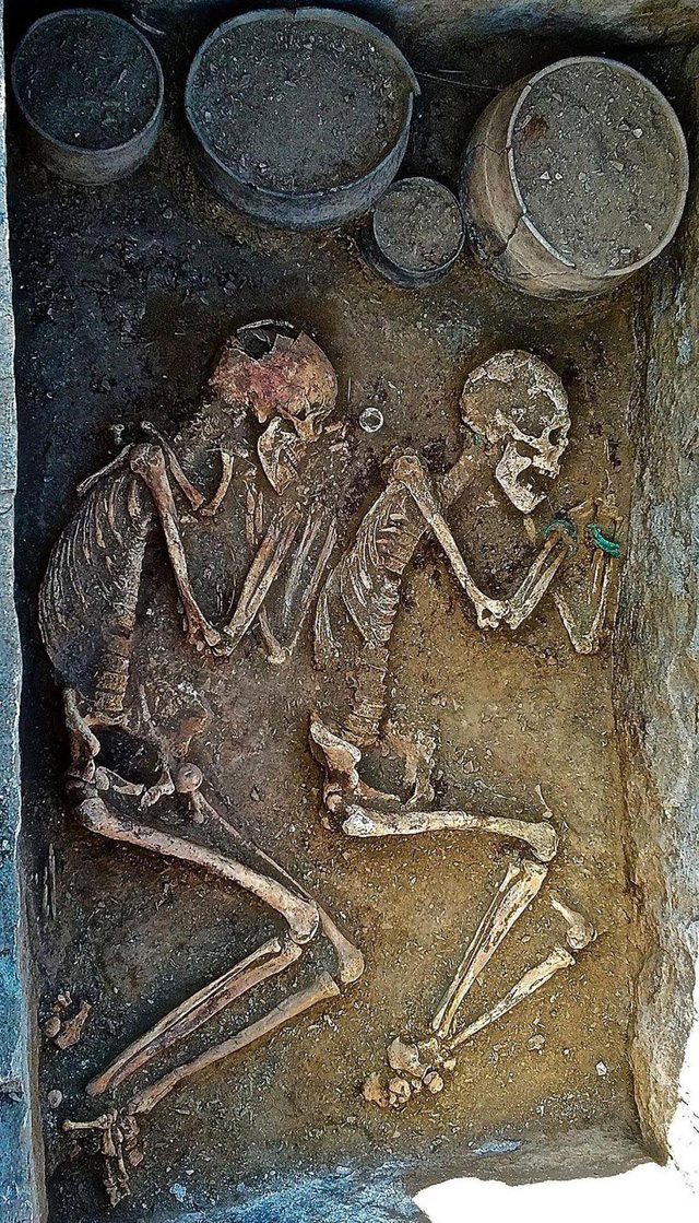 Cặp đôi nằm bên nhau suốt 5000 năm qua, được các nhà khảo cổ gọi là  &quot;Romeo và Juliet thời cổ đại &quot;