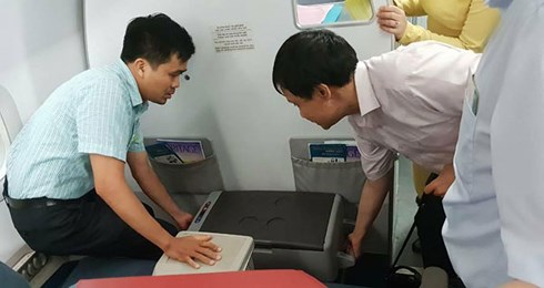 Kíp bác sĩ của Trung tâm Điều phối ghép tạng Quốc gia đặt thùng tạng cẩn thận trên máy bay. (Ảnh: KT)