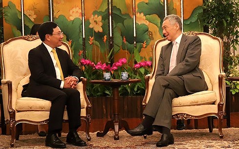 Phó Thủ tướng, Bộ trưởng Phạm Bình Minh gặp gỡ Thủ tướng Lý Hiển Long (Ảnh: TTXVN)