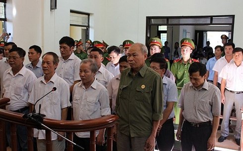 Các bị cáo tại phiên sơ thẩm.