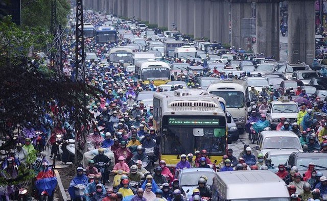 Mật độ của các phương tiện xe cơ giới tại các thành phố lớn là một trong những yếu tố góp phần gây ô nhiễm không khí, tiếng ồn. Tuy nhiên, đang có sự phân biệt về quản lí giữa ôtô và xe máy/môtô.