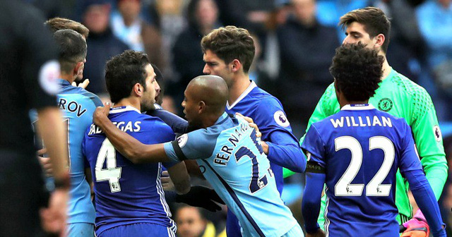 Man City bị đuổi tới hai người ở những phút bù giờ