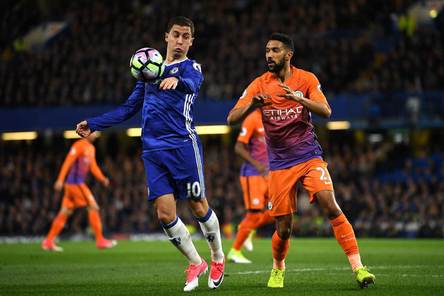 Hazard (trái) tỏa sáng trong chiến thắng của Chelsea