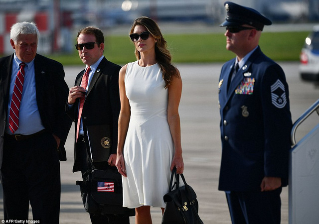 Hiện chưa rõ lý do cô Hicks có mặt trên chuyên cơ của Tổng thống Trump sau khi đã từ chức. (Ảnh: Getty)
