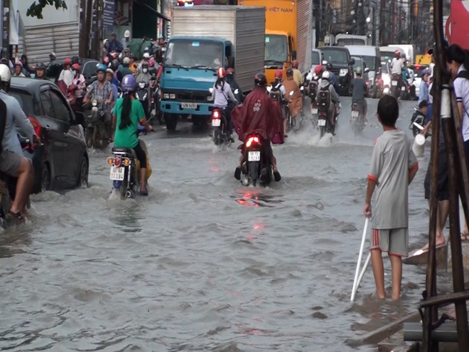 Sau khi mưa dứt hàng giờ, nhiều tuyến đường vẫn ngập nặng.