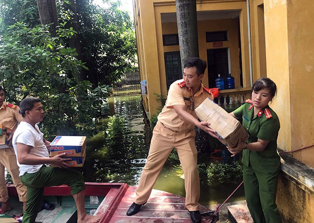 Hàng cứu trợ được chuyển đến các gia đình bị ngập lụt ở huyện Chương Mỹ