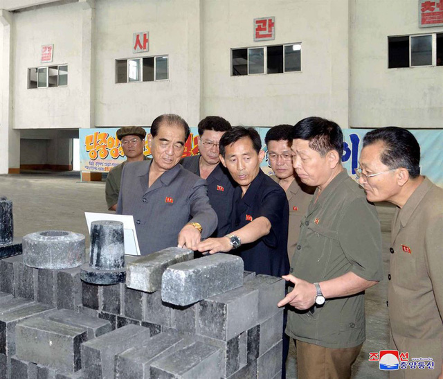 Thủ tướng Triều Tiên Pak Pong-ju tới thăm các nhà máy ở tỉnh Hamgyong (Ảnh: KCNA)