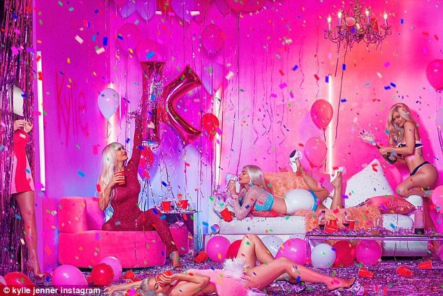 Kylie Jenner chụp hình quảng cáo cho bộ sưu tập mỹ phẩm trình làng vào đúng dịp sinh nhật lần thứ 20, vài tuần sau khi sinh con trai đầu lòng.