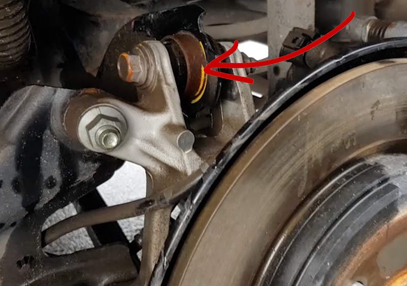Vị trí xảy ra hiện tượng gỉ sét bên trong gầm xe Honda CR-V nhập khẩu từ Thái Lan