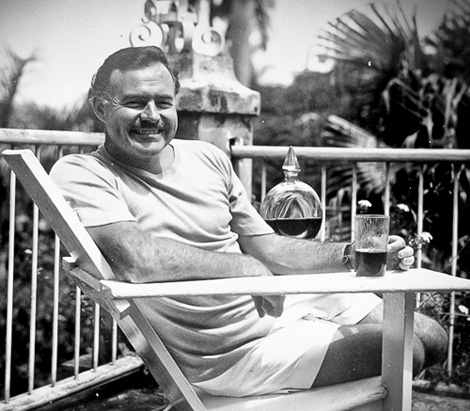 Nhà văn Ernest Hemingway tại ngôi nhà của ông. Ảnh: Liquor.com.