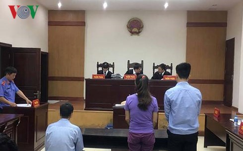 Quang cảnh phi&ecirc;n t&ograve;a.