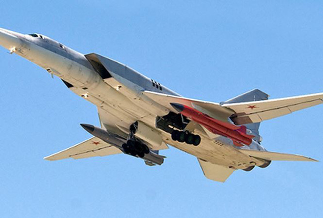 Máy bay Tu-22M3M mang theo tên lửa Kh-32 (Ảnh: Sputnik)