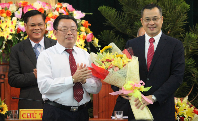 Người tiền nhiệm Hoàng Văn Trà tặng hoa chúc mừng tân Chủ tịch tỉnh.