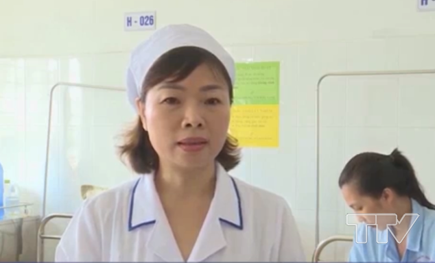 Điều dưỡng viên Lê Thị Quỳnh Nga - Trưởng Khoa điều dưỡng, bệnh viện Phụ sản tỉnh Thanh Hóa: Sữa mẹ được vắt trong những lần đầu tiên còn được gọi là sữa non, chứa rất nhiều protein, chất kháng thể rất tốt cho sức khỏe của các bé.