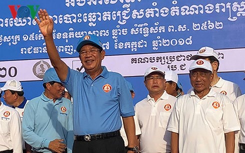 Thủ tướng Hun Sen trong lễ diễu hành của Đảng Nhân dân Campuchia trước bầu cử.