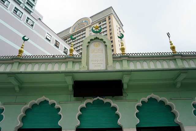 Th&aacute;nh đường mang phong c&aacute;ch kiến tr&uacute;c đậm dấu ấn Hồi gi&aacute;o v&ugrave;ng Nam &Aacute; với những chỏm cầu h&igrave;nh b&uacute;p sen, v&ograve;m cuốn cửa nhọn đầu h&igrave;nh l&aacute; đề.