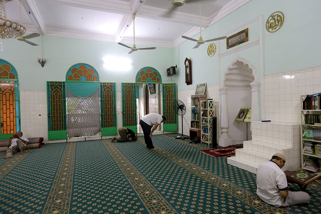 B&ecirc;n trong ch&iacute;nh điện được trải thảm để t&iacute;n đồ quỳ h&agrave;nh lễ.