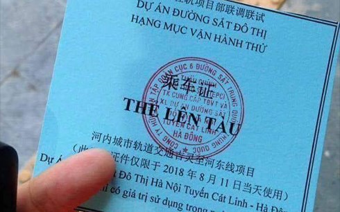 Thẻ lên tàu in cả tiếng Việt và tiếng Trung Quốc (ảnh: vov)
