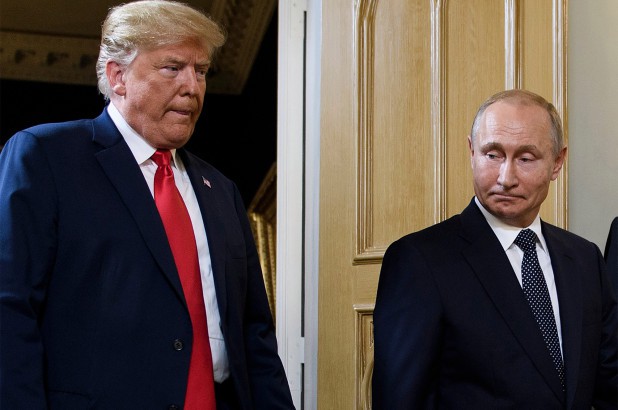 Tổng thống Mỹ Donald Trump và người đồng cấp Nga Vladimir Putin trong cuộc gặp tại Phần Lan hồi tháng 7 (Ảnh: AFP)
