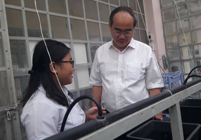 Ông Nguyễn Thiện Nhân đến thăm trường học tại TPHCM