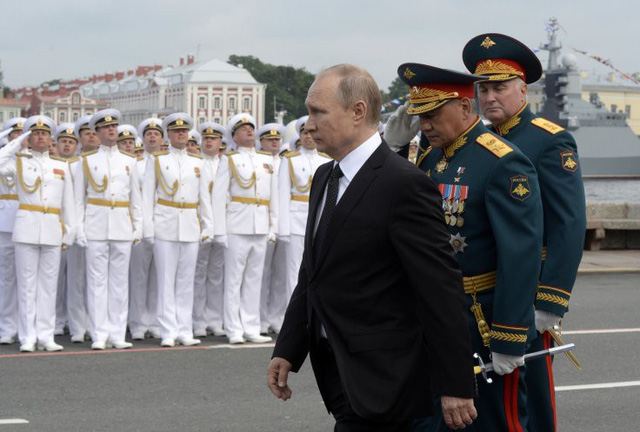 Tổng thống Nga Vladimir Putin cùng Bộ trưởng Quốc phòng Sergei Shoigu (giữa) và cựu Tư lệnh Quân khu phía Tây Andrey Kartapolov tham gia lễ duyệt binh kỷ niệm Ngày Hải quân ở St. Petersburg. Ông Kartapolov nay được bổ nhiệm làm Chủ nhiệm Tổng cục Chính trị quân đội Liên bang Nga (Ảnh: AFP)