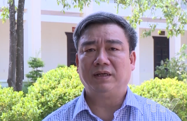 Ông Lê Xuân Thành - Phó Chủ tịch UBND huyện Yên Định: Huyện ủy, UBND chỉ đạo các xã, bàn bạc với cán bộ, Đảng viên, nhân dân các thôn. Qua thảo luận nhân dân phấn khởi đồng thuận với chủ trương, trong điều kiện có thể thôn sẽ về làng truyền thống. Nơi nào có khó khăn, cán bộ huyện, xã tiếp tục chỉ đạo tháo gỡ, hướng dẫn để nhân dân thực hiện.