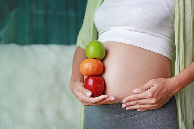 Trái cây cung cấp vitamin và chất dinh dưỡng cần thiết trong thai kỳ.