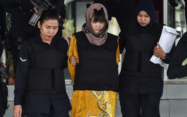 Đoàn Thị Hương bị cảnh sát Malaysia áp giải tại phiên xét xử (Ảnh: AFP)