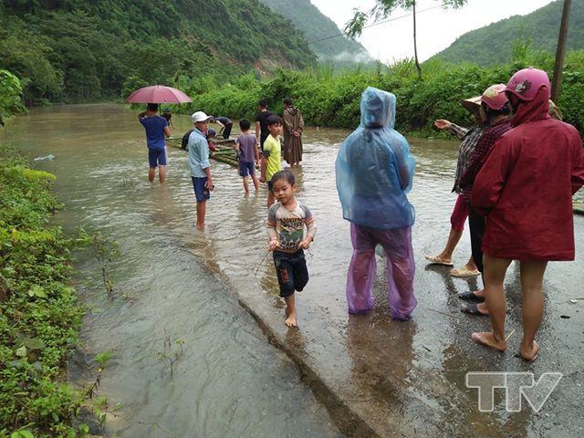 Người dân làm bè mảng để di chuyển qua chỗ lụt