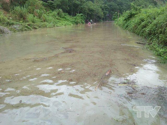Đoạn đường quốc lộ 15A tại địa phận bản mướp xã hồi xuân huyện quan hóa bị ngập đến 4m