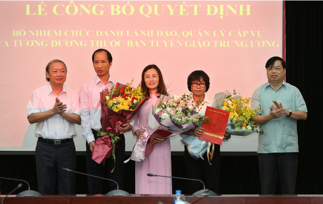 Ban Tuyên giáo Trung ương trao quyết định bổ nhiệm các cán bộ lãnh đạo quản lý cấp vụ và tương đương.